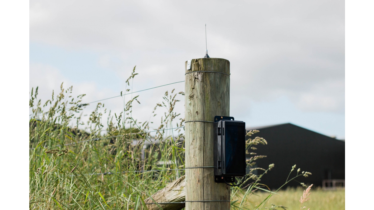 SRR3 with wall/fence mount and external magnetic mount whip antenna