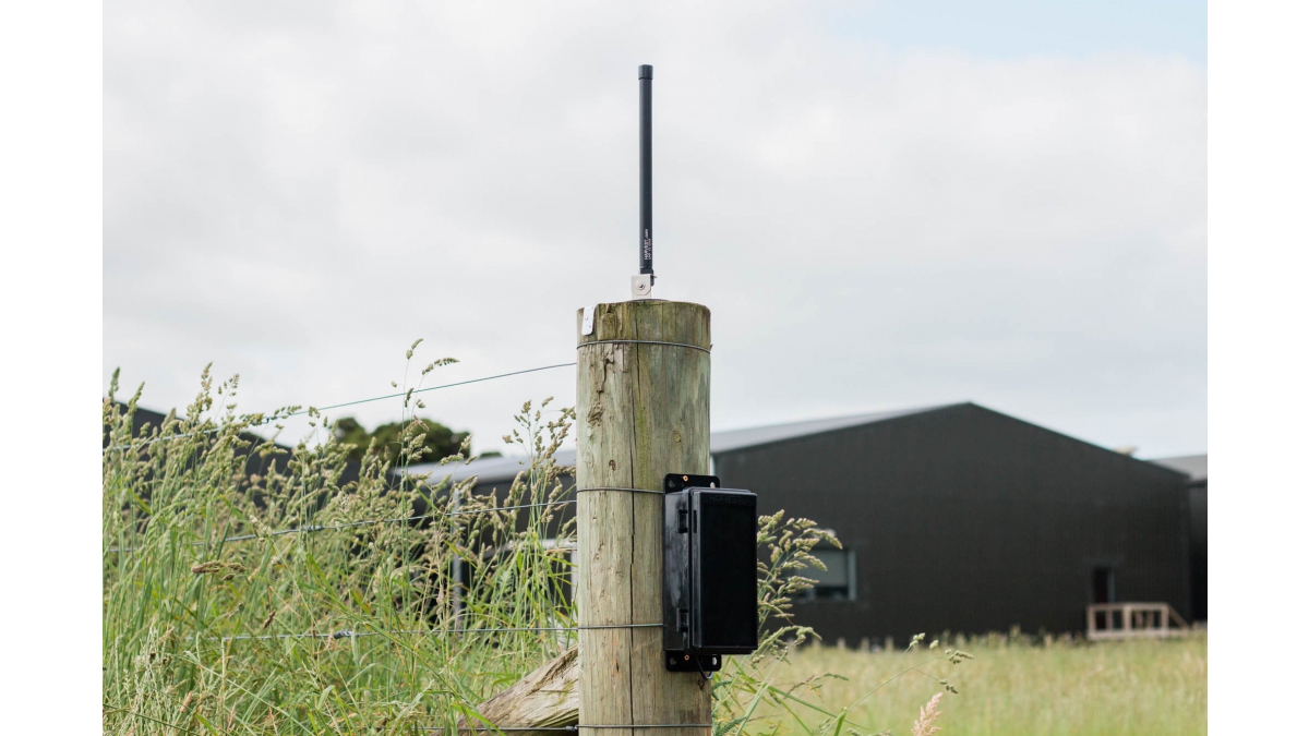 LRR3 with wall/post mount and external magnetic  mount high gain antenna